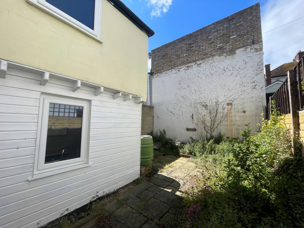 Lot: 51 - TWO-BEDROOM SEMI-DETACHED IN GOOD LOCATION - Garden with patio
